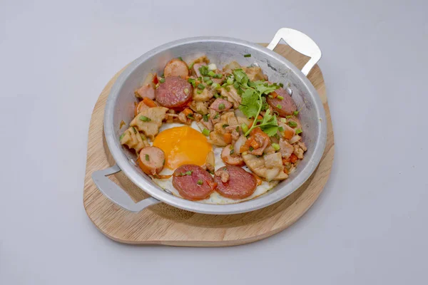 Pequeno Almoço Panela Ovos Fritos Com Bacon Salsicha Chinesa Linguiça — Fotografia de Stock