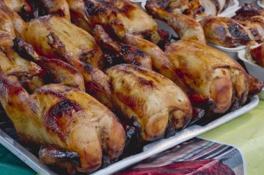 Paslanmaz tepside sunulan birçok kavrulmuş tavuk.