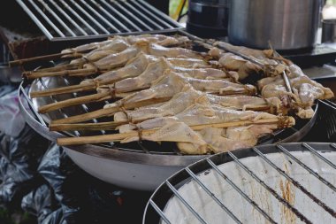 çelik ızgara ızgara çiğ tavuk ahşap ile sopa