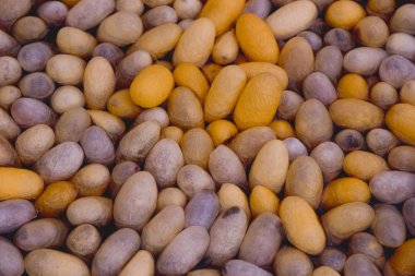 İpek handmade.boiling sarı beyaz ipekböceği kozası ipek iplik yapmak tarafından İpekböceği koza ile yapıyorum. renkli silknest ipek boyama, el ile yapılan. İpekböceği arka plan dokusu.