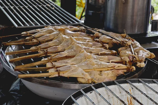 çelik ızgara ızgara çiğ tavuk ahşap ile sopa