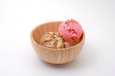 Çok renkli topları keyifli çilek ve kahve tat dondurma izole ahşap kase