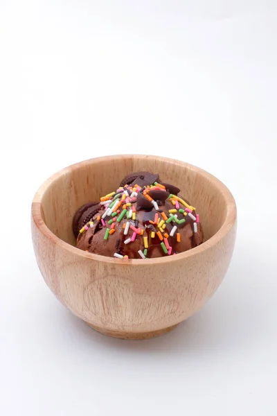 Sorvete Chocolate Com Cobertura Colorida Tigela Madeira Isolada — Fotografia de Stock
