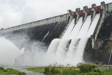 Barajı ve spillways (Khun Dan Prakan Chon Barajı), Nakhonnayok, Tayland