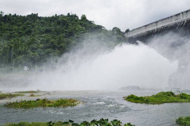 Barajı ve spillways (Khun Dan Prakan Chon Barajı), Nakhonnayok, Tayland