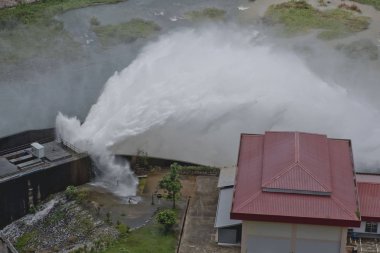 Üstten görünüm Barajı ve spillways (Khun Dan Prakan Chon Barajı), Nakhonnayok, Tayland