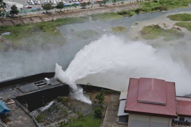 Üstten görünüm Barajı ve spillways (Khun Dan Prakan Chon Barajı), Nakhonnayok, Tayland
