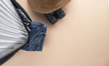 Dürbün, şapka, pastel bac kot ile Düz yatıyordu gri bavul