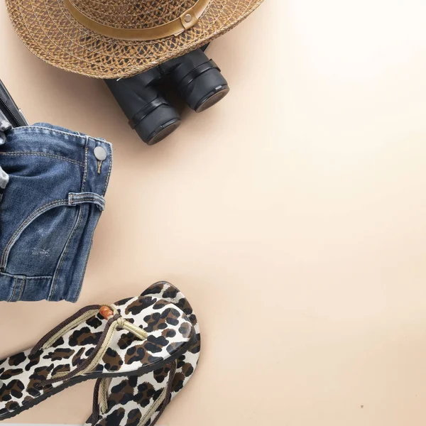 Valigia flat lay grigia con binocolo, cappello, jeans e sandali o — Foto Stock