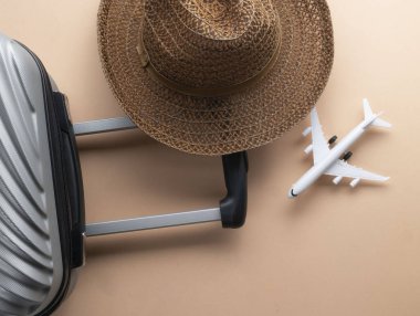 Kahverengi şapka ve hamur üzerinde mini uçak ile düz yatıyordu gri bavul