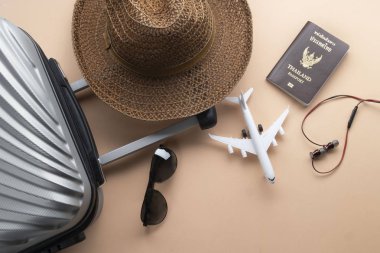 Düz kahverengi şapka, Mini uçak, Tayland P ile gri bavul yatıyordu