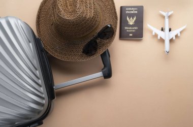 Düz kahverengi şapkalı gri bavul yatıyordu, mini uçak, Tayland Pa