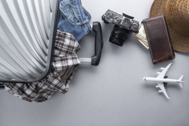 Gri bavul min uçak ile seyahat için paketlenmiş, giysi bir