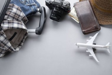 Gri bavul min uçak ile seyahat için paketlenmiş, giysi bir