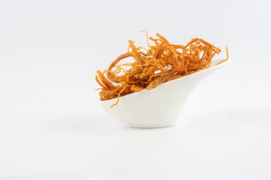 Beyaz arkaplanda kıtır kıtır doğranmış domuz eti