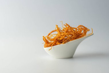 Beyaz arkaplanda kıtır kıtır doğranmış domuz eti