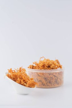 Beyaz arkaplanda kıtır kıtır doğranmış domuz eti