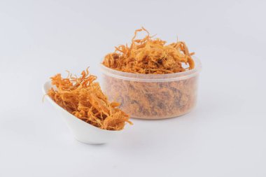 Beyaz arkaplanda kıtır kıtır doğranmış domuz eti