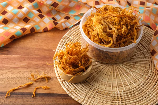 Crispy Shredded Pork Wood Tray — Stock Photo, Image