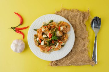 Kızarmış karides, biberli, sarımsaklı, acılı ve kaşıklı.