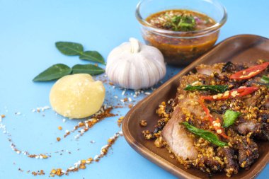 Baharatlı Tayland baharatlı ve baharatlı soslu domuz eti karışımı. 