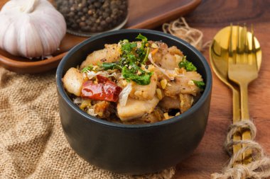 Kızarmış tavuk, sarımsaklı ve biberli pilav. Tayland yemeği..