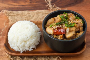 Kızarmış tavuk, sarımsaklı ve biberli pilav. Tayland yemeği..