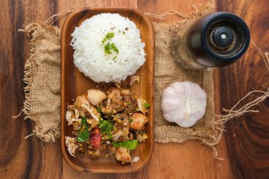 Kızarmış tavuk, sarımsaklı ve biberli pilav. Tayland yemeği..
