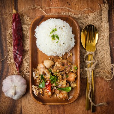 Kızarmış tavuk, sarımsaklı ve biberli pilav. Tayland yemeği..