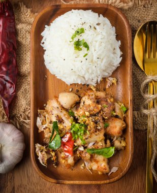 Kızarmış tavuk, sarımsaklı ve biberli pilav. Tayland yemeği..