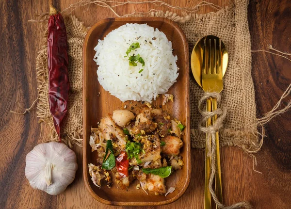 Kızarmış tavuk, sarımsaklı ve biberli pilav. Tayland yemeği..