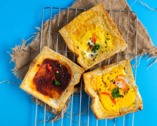 Variedade Pão Torrado Com Coberturas Saborosas Alimentos Saudáveis Para Lun — Fotografia de Stock