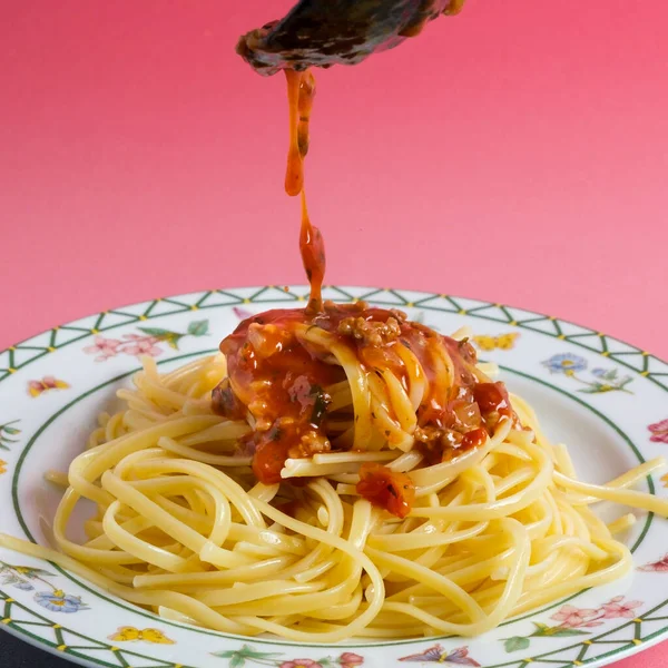 Pyszne Spaghetti Sosem Bolońskim Serwowane Białym Kwadracie — Zdjęcie stockowe