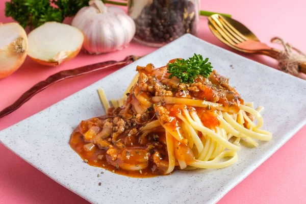 Délicieux Spaghettis Sauce Bolognaise Servis Sur Carré Blanc — Photo