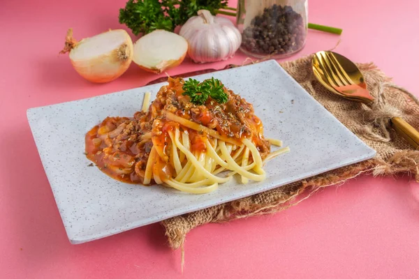 Délicieux Spaghettis Sauce Bolognaise Servis Sur Carré Blanc — Photo