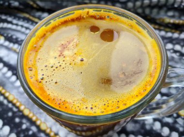 Bardakta köpüklü sıcak içecek.