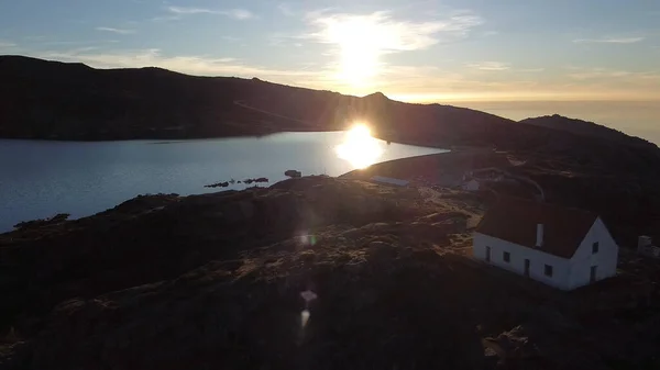Serra Da Estrela Doğal Parkı 'ndaki Marques da Silva barajında gün batımı Portekiz Avrupa