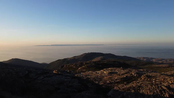 Portekiz 'deki Serra Da Estrela Doğal Parkı' nın dağ manzarası.