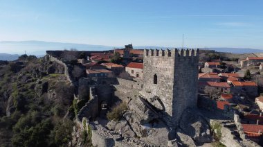 Portekiz 'deki Sortelha Köyü ve Kalesi' nin yan manzarası.