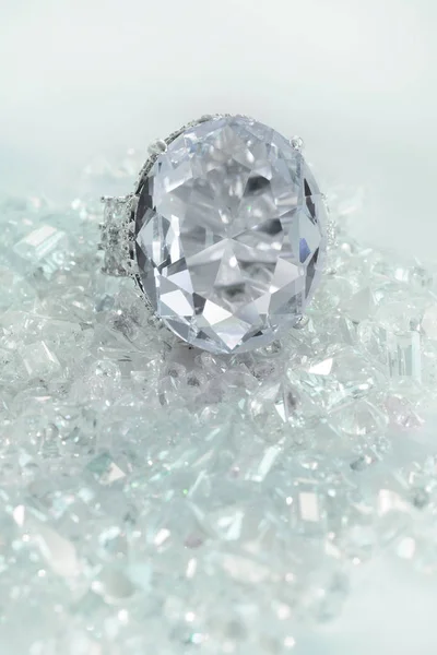 Όμορφο Μεγάλο Διαμαντένιο Δαχτυλίδι Αρραβώνων Γάμου Κάθεται Πολλαπλές Χαλαρά Διαμάντια — Φωτογραφία Αρχείου
