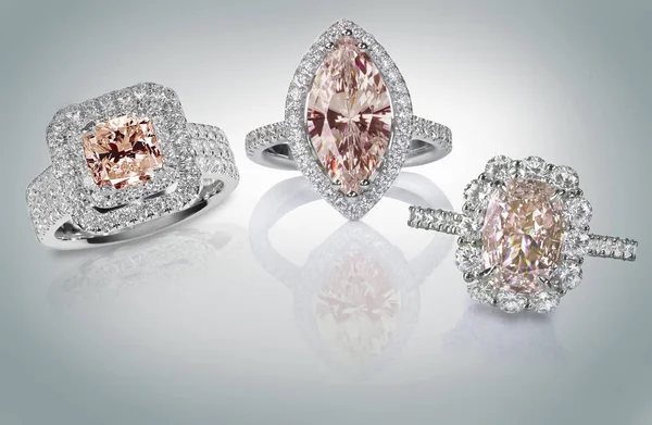 Şeftali pembe Morganite güzel elmas nişan yüzüğü. Değerli taş Markiz elmas bir hale tarafından çevrili kesmek.