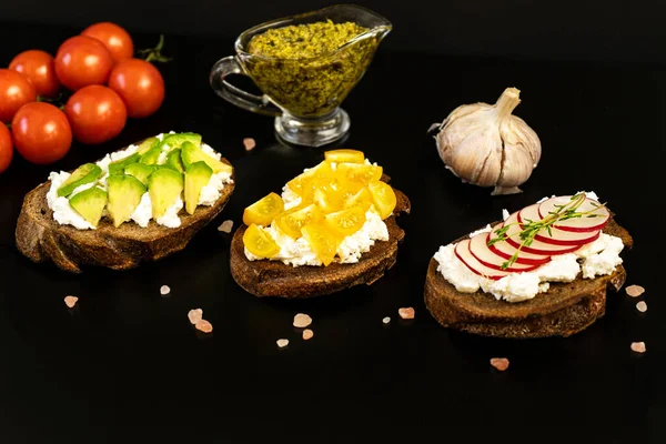 Três Sanduíches Vegetais Com Abacate Tomate Rabanete Comida Vegetariana Saudável — Fotografia de Stock