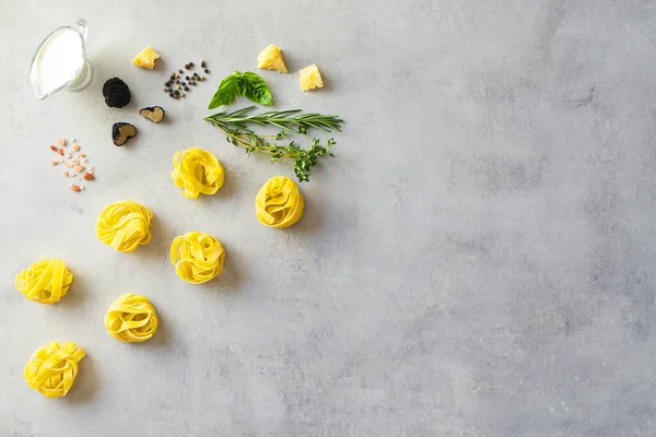 Ingredienser För Matlagning Traditionell Pasta Med Tryffel Och Sås Royaltyfria Stockfoton