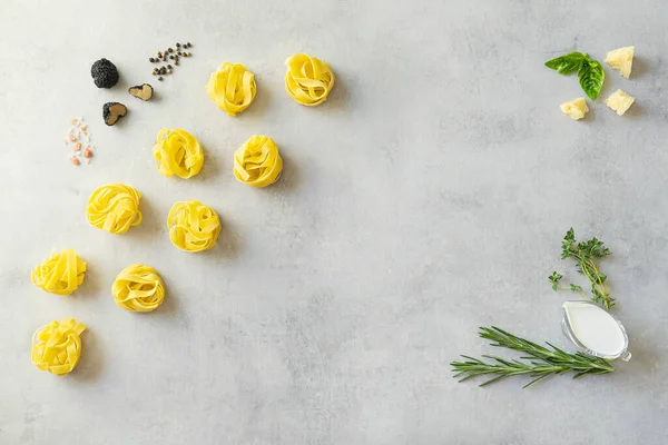 Hemlagad Ägg Pasta Serveras Med Tryffel Parmigiano Ost Mjölk Grädde Stockbild