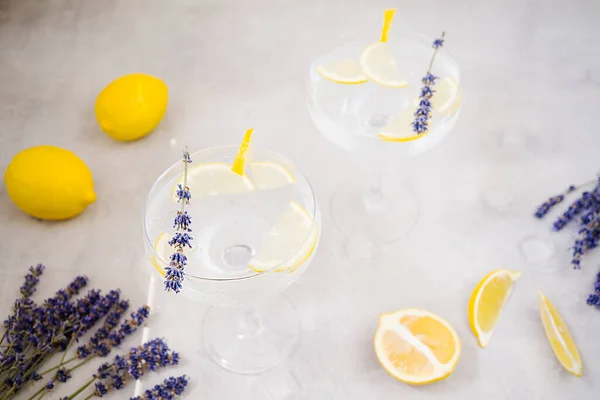 Refrescante Agua Infundida Con Limón Hermosos Vasos Encuentra Sobre Fondo Fotos De Stock