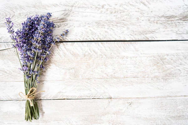 Ramo Fresco Lavanda Lila Atada Con Cordel Encuentra Sobre Fondo Fotos De Stock Sin Royalties Gratis