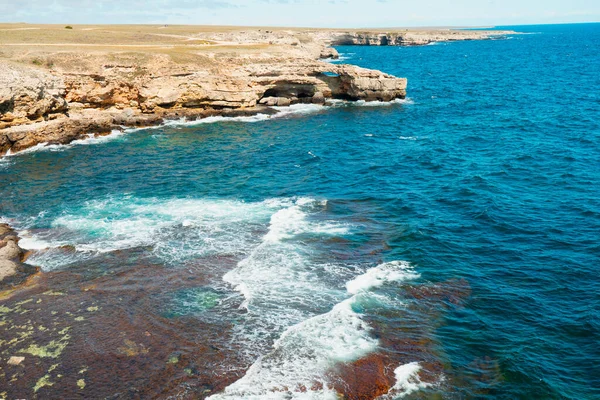 Береговая Линия Рифа Омывается Волнами Форма Камней Похожа Травертины Морские — стоковое фото