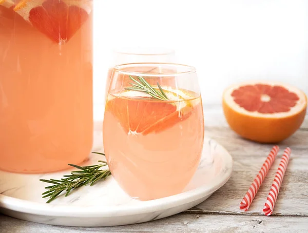 Vonný Letní Nápoj Jehličnatými Tóny Grapefruitový Džus Smíchaný Minerální Vodou — Stock fotografie