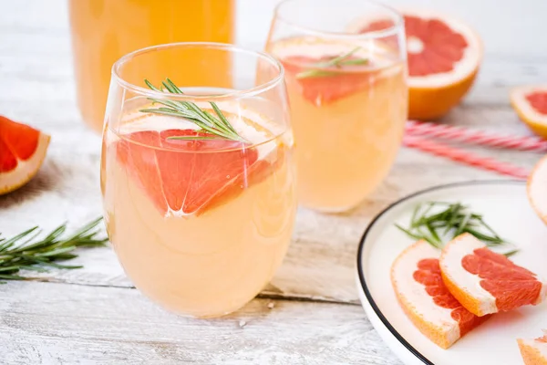 Letní Osvěžující Nápoj Grapefruitem Rozmarýnem Průhledných Sklenicích Stojí Bílém Podnose — Stock fotografie