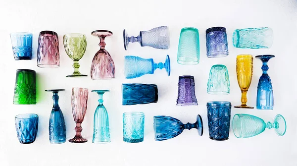 Vidrio Multicolor Vasos Vino Vacíos Vasos Encuentran Sobre Fondo Blanco Imágenes De Stock Sin Royalties Gratis